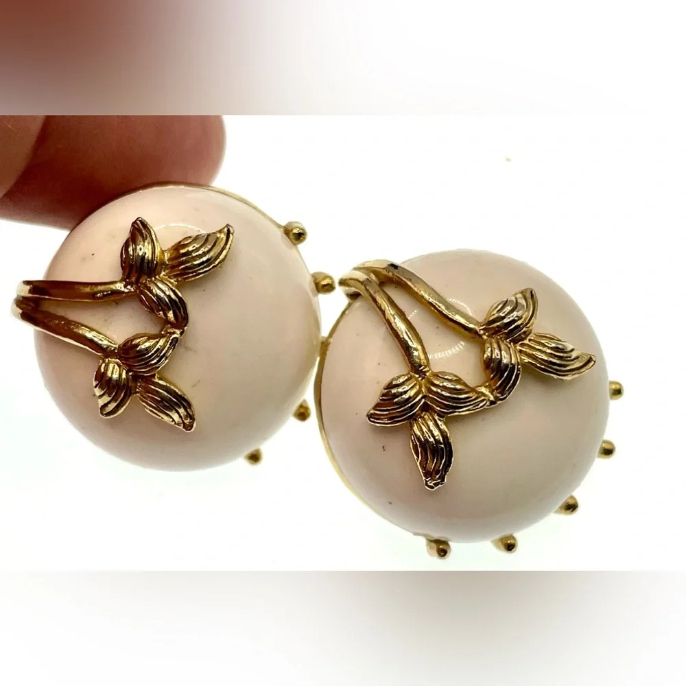 Vintage GoldTone Clip On Earrings White Round Acrylic Center Leaf Overlay Design - Picture 7 of 9